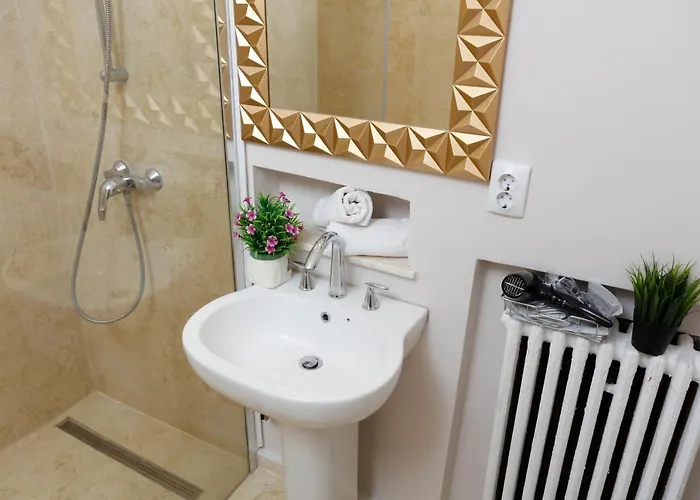 Grand Phillip Cismigiu Park Downtown Бухарест